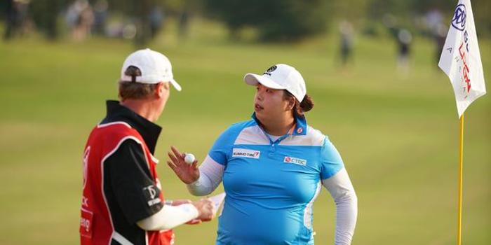 别克LPGA锦标赛冯珊珊听取教练建议 首轮70杆T12