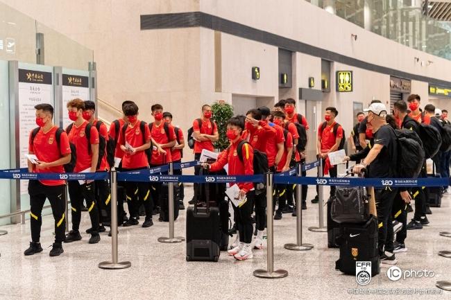 记者：国足选拔队和女足的包机已安全飞抵名古屋