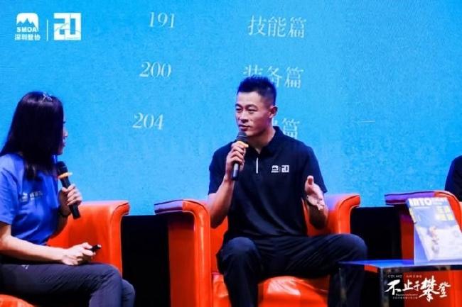 何玉龙在活动现场分享新书内容