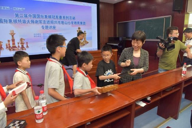 谢军为同学们签字