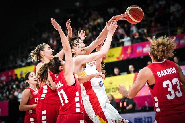 中国女篮小组赛首轮大胜黎巴嫩
