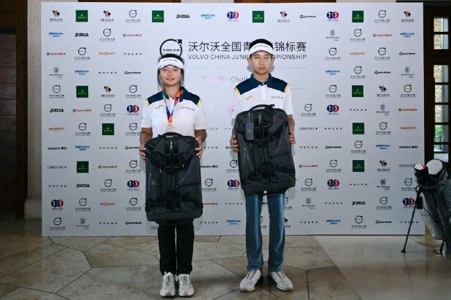 宋子昂（右）和崔景涵获得“新叶”奖