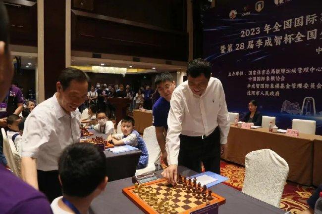 比赛顾问原沈阳市市委副书记刘迎初和原沈阳市政府常务副市长王翔坤为比赛开棋