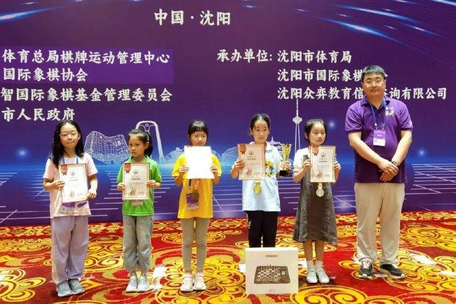 沈阳众弈教育信息咨询有限公司总经理马晟为女子8岁组前八名颁奖