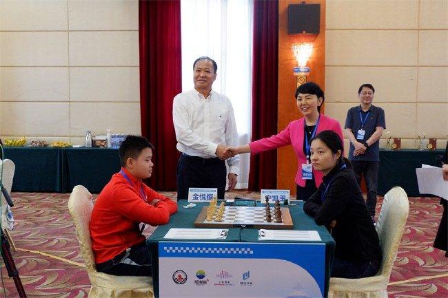 上海市体育局党组成员、一级巡视员赵光圣与国家体育总局棋牌运动管理中心国际象棋部主任、中国国际象棋协会秘书长田红卫为比赛开棋