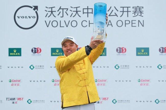 張進捧起2021年沃爾沃中國公開賽冠軍獎杯