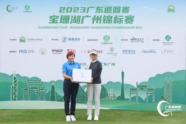 广州冯珊珊体育策划有限公司郑玉颜董事长为冠军球员颁发奖品-美而浦净水器