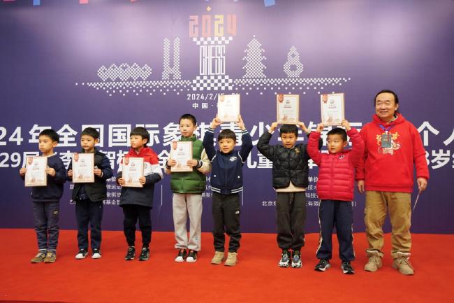 王天瑜为男子8岁组9-16名颁奖