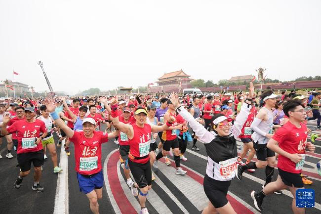 老外终点刹车让道！ 北京半马这是假赛么？