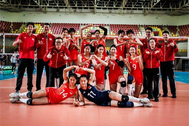 中國(guó)U17女排3-0勝克羅地亞后合影