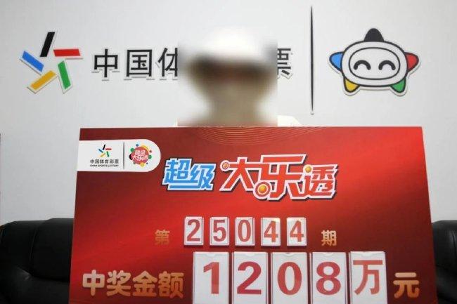 小夫妻中大乐透1208万继续摆摊 讲述传奇经历