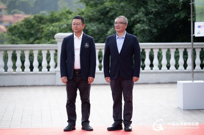 左夏青、右贺凤翔