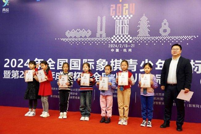 李擎为女子8岁组9-16名颁奖