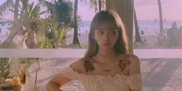 超美!何超女友畅游菲律宾 秀完美身材锁骨文身