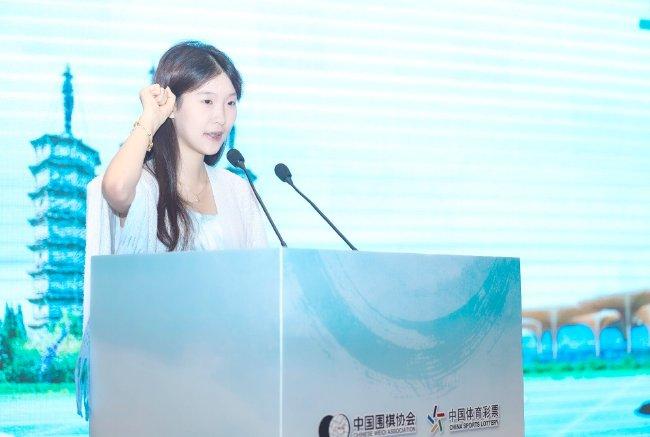 运动员代表吴依铭宣誓