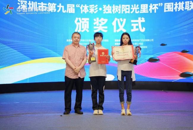围棋世界冠军 罗洗河（左一）为上场最多女队员奖颁奖