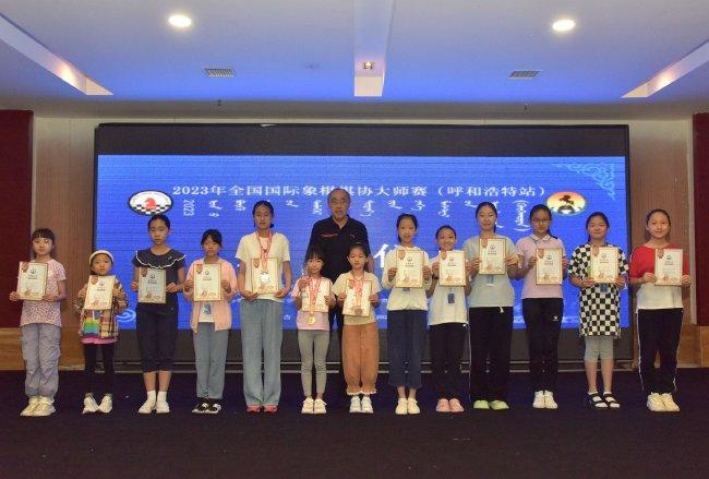 内蒙古国际象棋协会裁判委员会主任孟和为一级棋士女子组前十六名颁奖