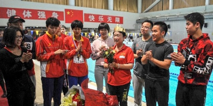 宁泽涛恩师叶瑾泳池过生日