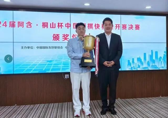 楊鼎新（左）首奪阿含·桐山杯冠軍。 中國圍棋協會供圖