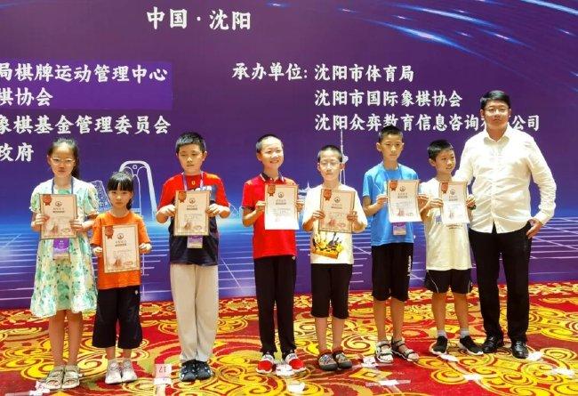 沈阳市国际象棋协会秘书长刘和友为男子8岁组9-32名颁奖