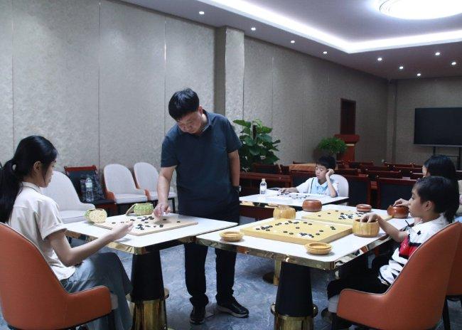 陈宇指导老挝小棋手