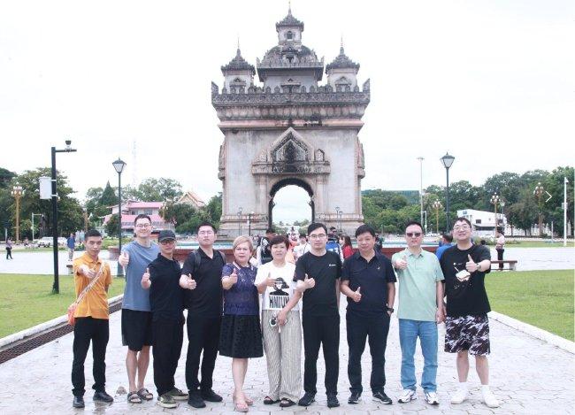 图 2:凯旋门打卡合影