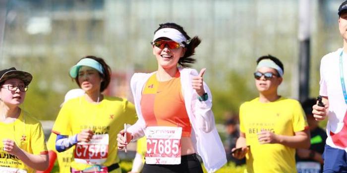 徐洁儿携“俪量女子跑团”完赛北半马 传递正能量