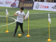 视频-足金总决赛嘉年华 球迷互动游戏绕杆射门