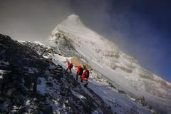 见证历史！珠峰高程测量登山队冲顶成功