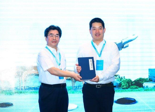 中国围棋协会副主席(浙江省围棋协会名誉主席)孙光明向中国围棋协会主席常昊赠送《周懒予围棋谱全集》