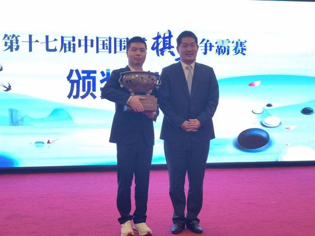 中国围棋协会主席常昊与冠军李钦诚