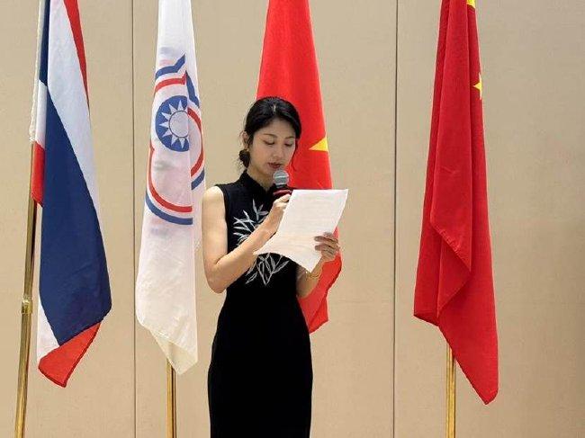 美女棋手张熙源主持了今天的开棋仪式