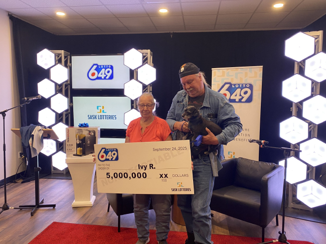 老妇人随手购彩中2566万 彩票官方加赠暖心礼物