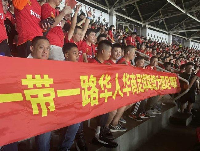 华人华商足球联盟为国足加油