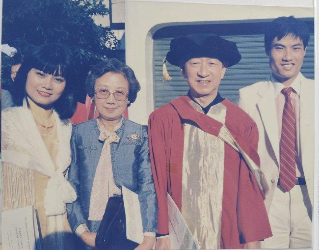 吴清源老师和师母在香港中文大学领取文学博士称号时合照,左1是陈嘉锐夫人