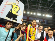 人民日报评变脸式体育评论 赢球夸成花输球踩成渣