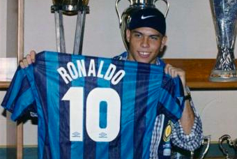 1997年夏天,外星人罗纳尔多以破世界纪录的3200万美元从巴萨转会国米