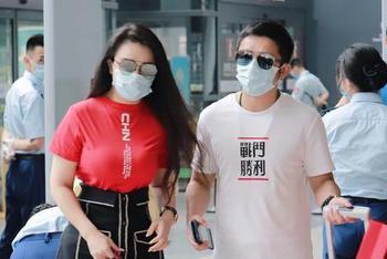 邹市明冉莹颖现身机场