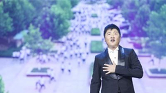 视频-孙楠献唱《红旗飘飘》