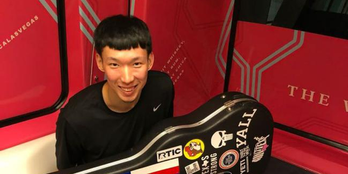 周琦微博晒自拍给自己加油!明早3点打夏联(图