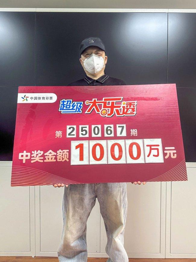 男子揽体彩1012万火速兑 戴帽子口罩直面镜头-图