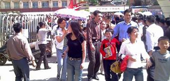 大地震刚刚停止，家长便涌到校门口接孩子