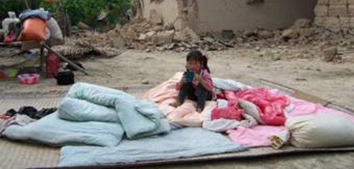 西淮坝民房倒塌，村民在外露宿