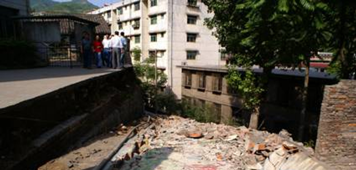 略阳高台小学围墙倒塌使一人遇难