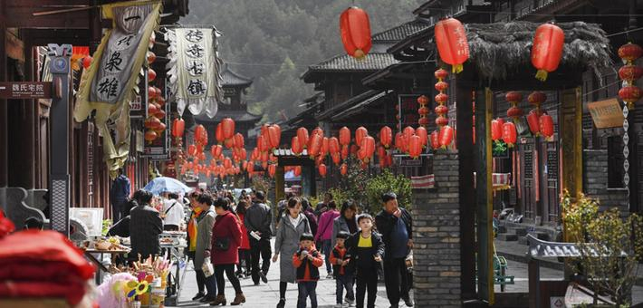 游人在青木川古镇游览
