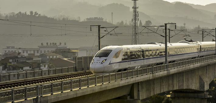 一列动车从宁强县高寨子镇驶过