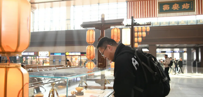 西安站把盛唐12坊搬进候车厅