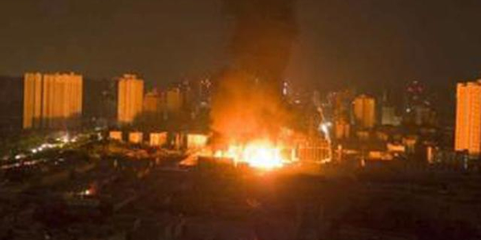 西安一厂区晚上起火浓烟弥漫 有爆炸声无人员