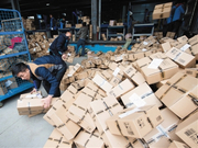 双十一后快递网点积压包裹 快递员每天只睡5小时