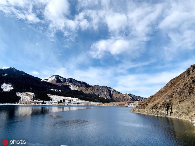 新疆天山天池景区迎来冬日降雪 景色壮美如诗如画